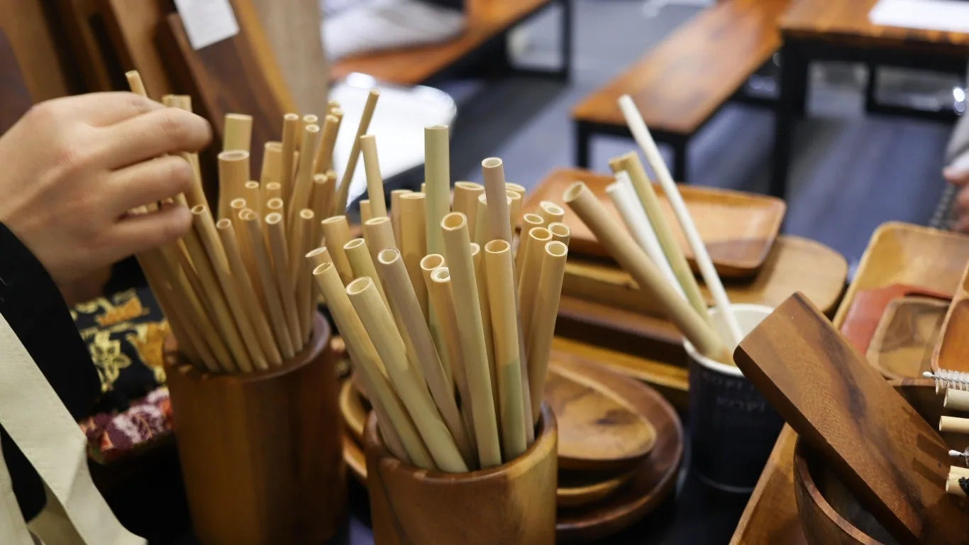 Bamboo straw cleaning, drying, and storage guide for reusable foodservice programs